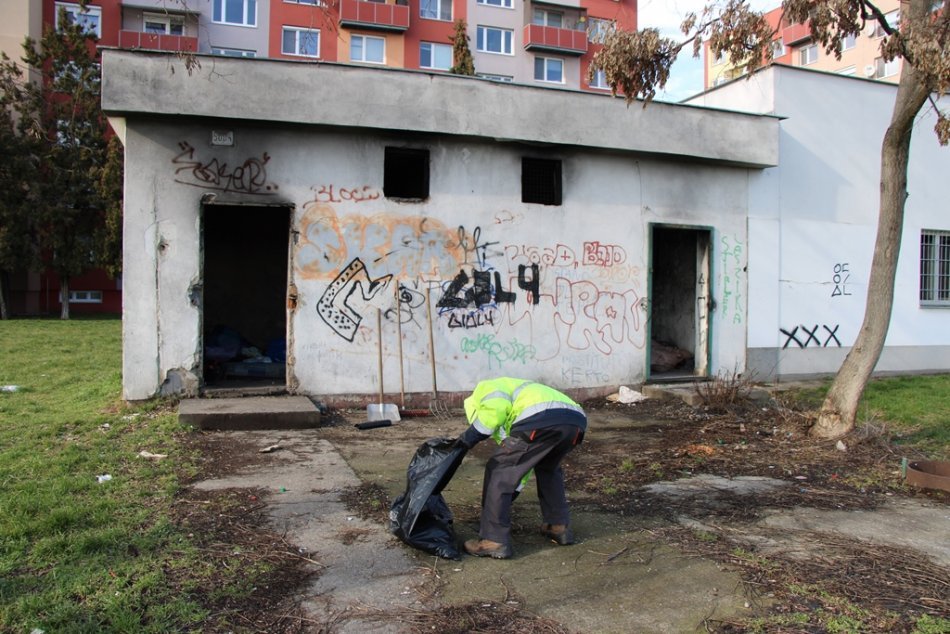 Ilustračný obrázok k článku Mesto dalo zamurovať vchody do budovy na Nábrežnej: Prespávali v nej asociáli