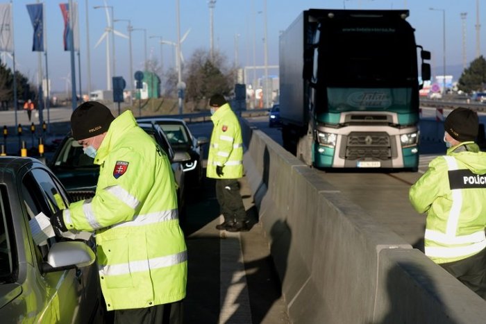 Ilustračný obrázok k článku Neuveriteľná drzosť! Pendlerka chcela prejsť cez hranice s falošným testom