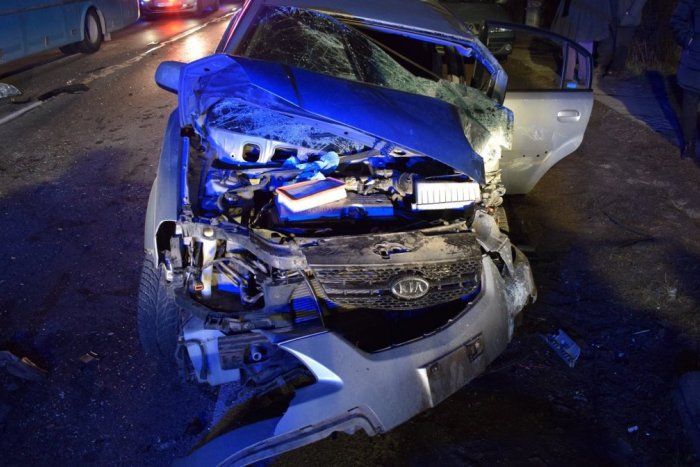 Ilustračný obrázok k článku Hrozivá nehoda v Trebaticiach: Mladý šofér sa čelne zrazil s autobusom