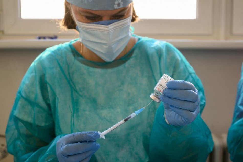 Ilustračný obrázok k článku Rozbehlo sa očkovanie TREŤOU dávkou: Koľko Slovákov si ju už nechalo pichnúť?