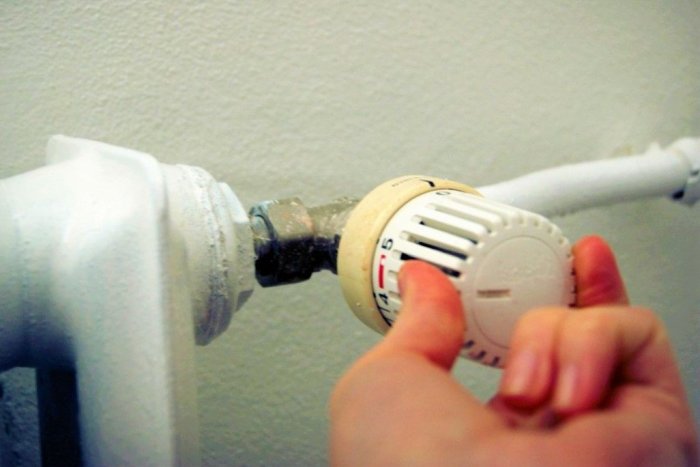 Ilustračný obrázok k článku Energetická chudoba doslova MRAZÍ: Ľudia v bytoch radšej nekúria, nemajú na účty