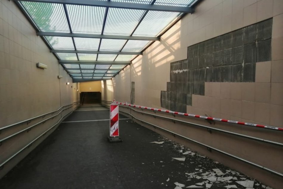 Ilustračný obrázok k článku V železničnom podchode opadáva obklad: Mesto Trenčín s jasnou reakciou, FOTO