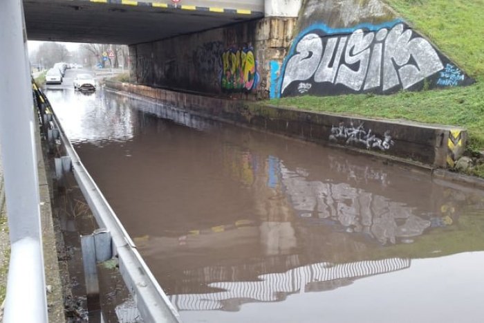 Ilustračný obrázok k článku Ako v Benátkach: Obrovská mláka pri nemocnici komplikuje prejazd aj záchranárom