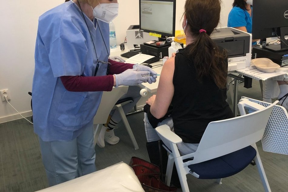 Ilustračný obrázok k článku Ako prebieha očkovanie v Rooseveltke? PREHĽAD, kto všetko už dostal vakcínu, FOTO