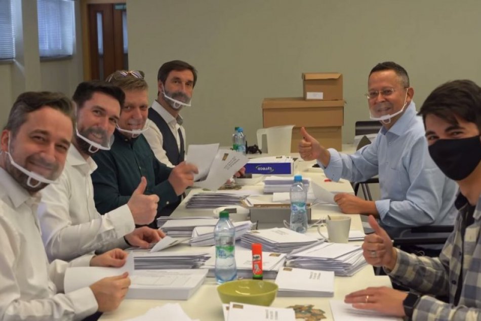 Ilustračný obrázok k článku Poslanci Smeru ako sme ich ešte nevideli: Stali sa z nich LEPIČI obálok! VIDEO