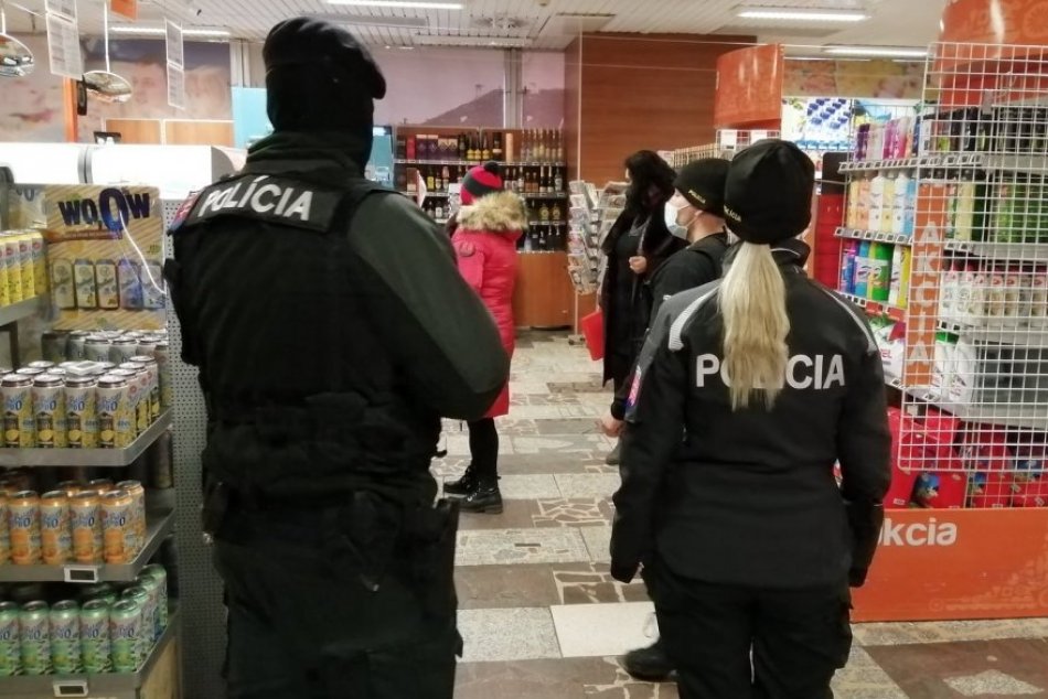 Ilustračný obrázok k článku Policajti v akcii: V Zámkoch kontrolovali dodržiavanie opatrení v obchodoch, FOTO