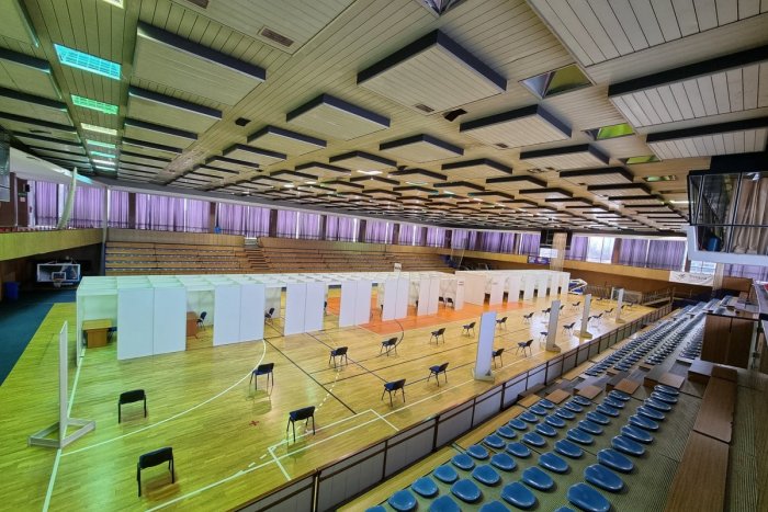 Ilustračný obrázok k článku V Trnave sa vynašli: PALUBOVKU športovej haly prispôsobili očkovaniu! FOTOGALÉRIA