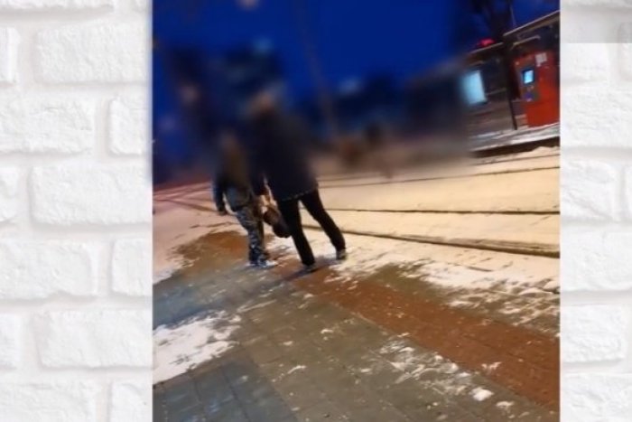 Ilustračný obrázok k článku Otrasný zážitok z bratislavskej zastávky: Muž najprv vulgárne nadával, potom vytiahol nôž