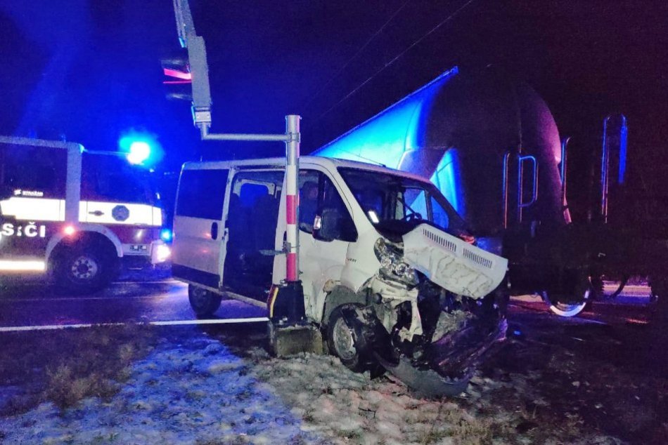 Ilustračný obrázok k článku Nočná dráma v Palárikove: Dodávka sa zrazila s nákladným vlakom, FOTO