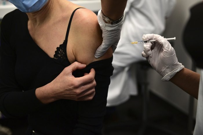 Ilustračný obrázok k článku KURIOZITA DŇA: Dve ženy sa preobliekli za dôchodkyne, aby dostali vakcínu