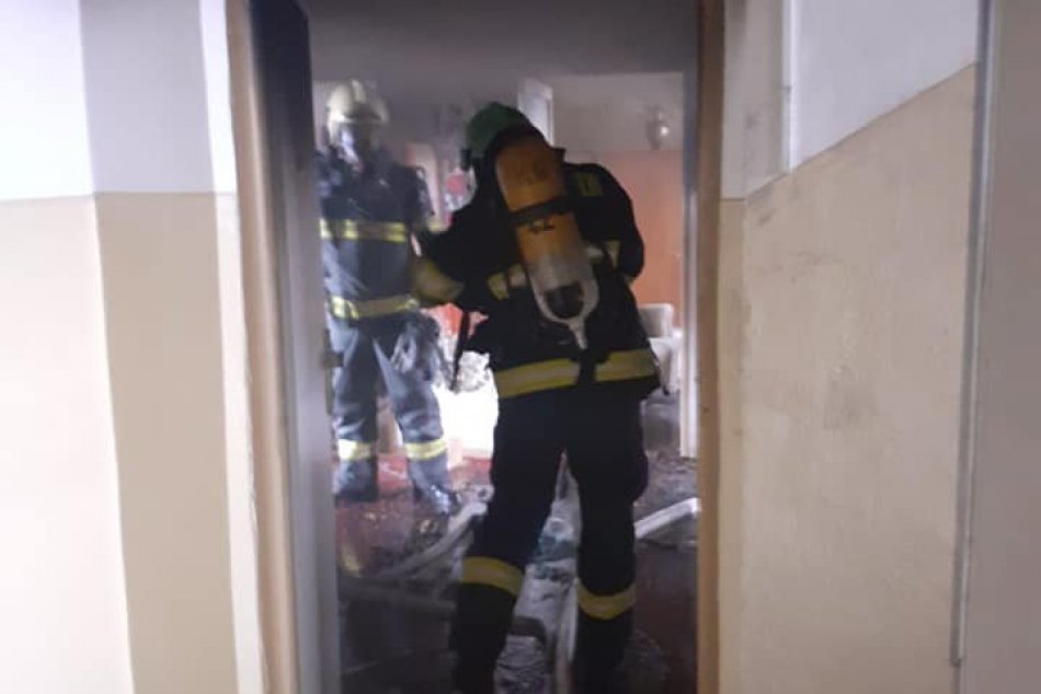 Ilustračný obrázok k článku POŽIAR v paneláku sa zmenil na boj o život: Ľudí EVAKUOVALI, muža našli v KRITICKOM stave