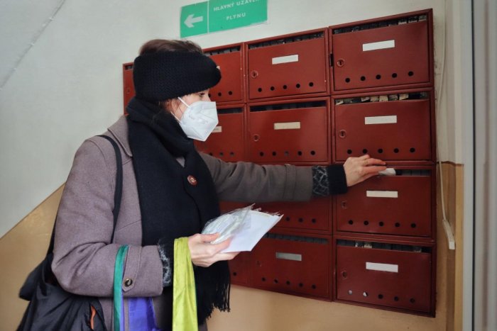 Ilustračný obrázok k článku Prešovská radnica rozdá seniorom respirátory: Akej vekovej skupine bude doručený?