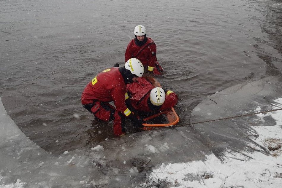 Ilustračný obrázok k článku Prievidzskí hasiči cvičili v ľadovej vode nádrže Kanianka, FOTO