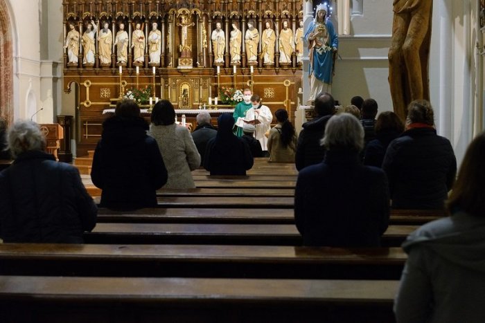 Ilustračný obrázok k článku Otvárajú sa kostoly, OMŠE budú v obmedzenom režime: Aká je reakcia BISKUPOV?