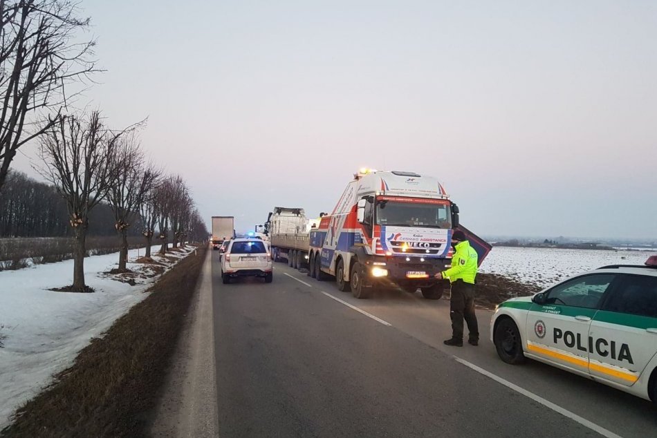Ilustračný obrázok k článku Havária kamiónu obmedzila premávku, náklad prekladali do nočných hodín, FOTO