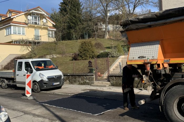 Ilustračný obrázok k článku Vodiči sa potešia: V Bystrici začali s opravou najkritickejších výtlkov