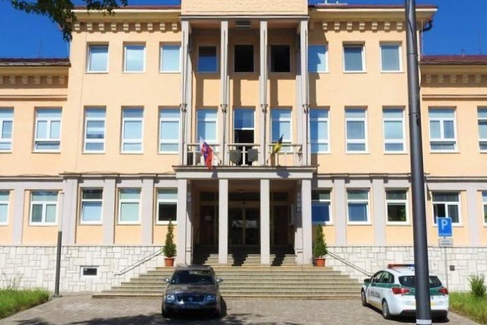 Ilustračný obrázok k článku Úradníci sa vrátili po koronavíruse: Čo sa dá na handlovskej radnici vybaviť?