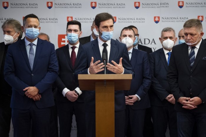 Ilustračný obrázok k článku Vláda núdzovým stavom zabraňuje ľuďom voči nej protestovať, kritizuje Smer