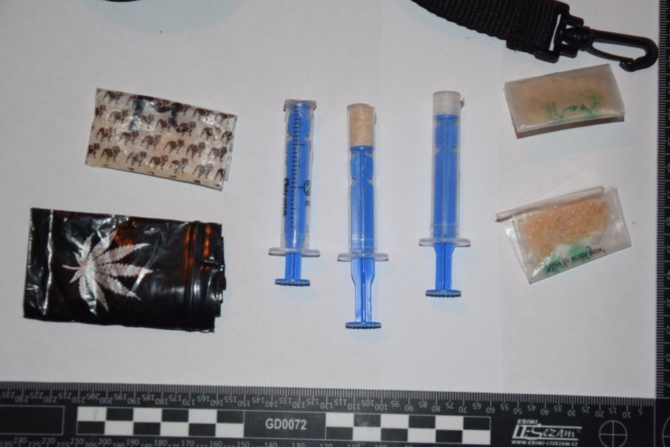 Ilustračný obrázok k článku Pri prehliadkach objavili nielen striekačky: Policajti zadržali troch mužov, FOTO