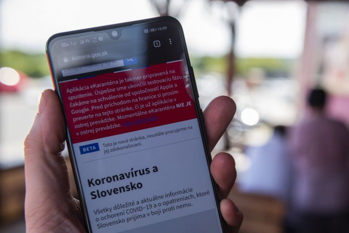 Ilustračný obrázok k článku E-karanténa v apríli? Je to dobré ako mŕtvemu kabát, kritizuje premiér