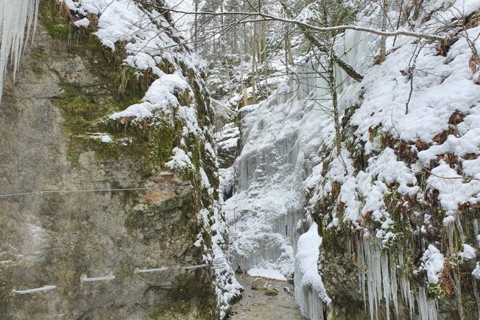 Ilustračný obrázok k článku Prechod Čertovou dolinou pri Tisovci uľahčuje nová ferrata: Trúfnete si?