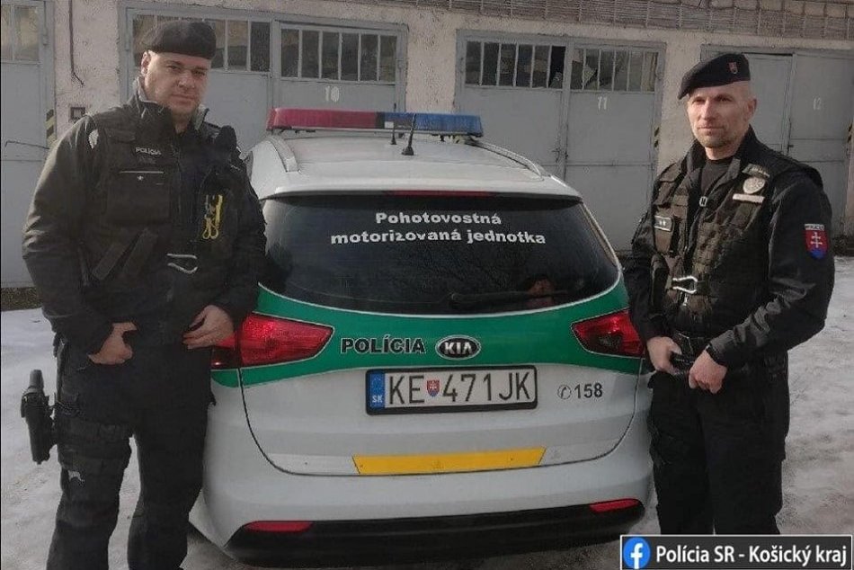 Ilustračný obrázok k článku Policajti zachraňovali muža na nadjazde do mesta: Zabránili autu v pohybe