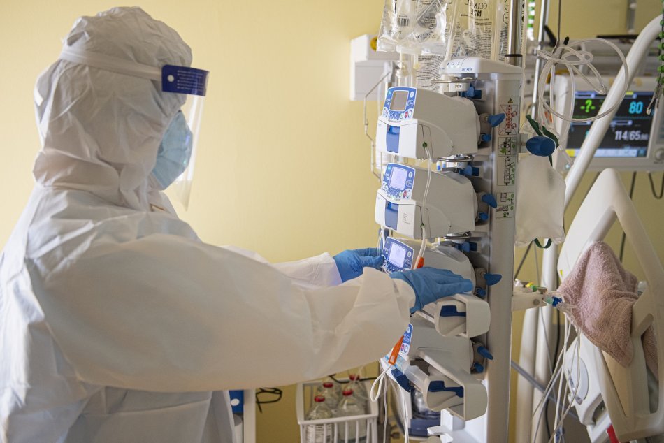 Ilustračný obrázok k článku Počet hospitalizovaných pre Covid naďalej klesá, pľúcnu ventiláciu potrebuje 161 ľudí
