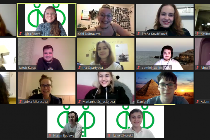 Ilustračný obrázok k článku Vyučovanie naruby: Žiaci vzdelávajú pedagógov, ako používať on-line nástroje