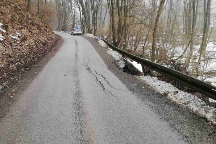 Ilustračný obrázok k článku Vodiči, dávajte si pozor! Pri Obišovciach sa prepadla časť cesty, FOTO