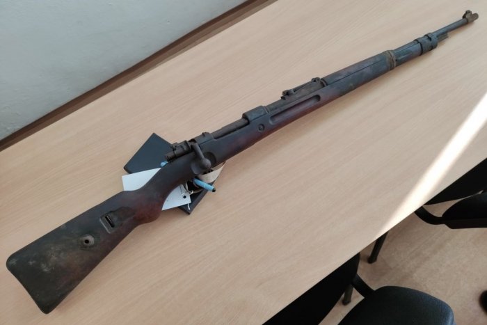 Ilustračný obrázok k článku Búracie práce s nečakaným prekvapením: Na povale objavili starú pušku