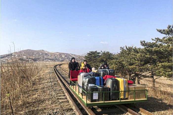 Ilustračný obrázok k článku Skupina ruských diplomatov opustila KĽDR na ručne poháňanej drezine