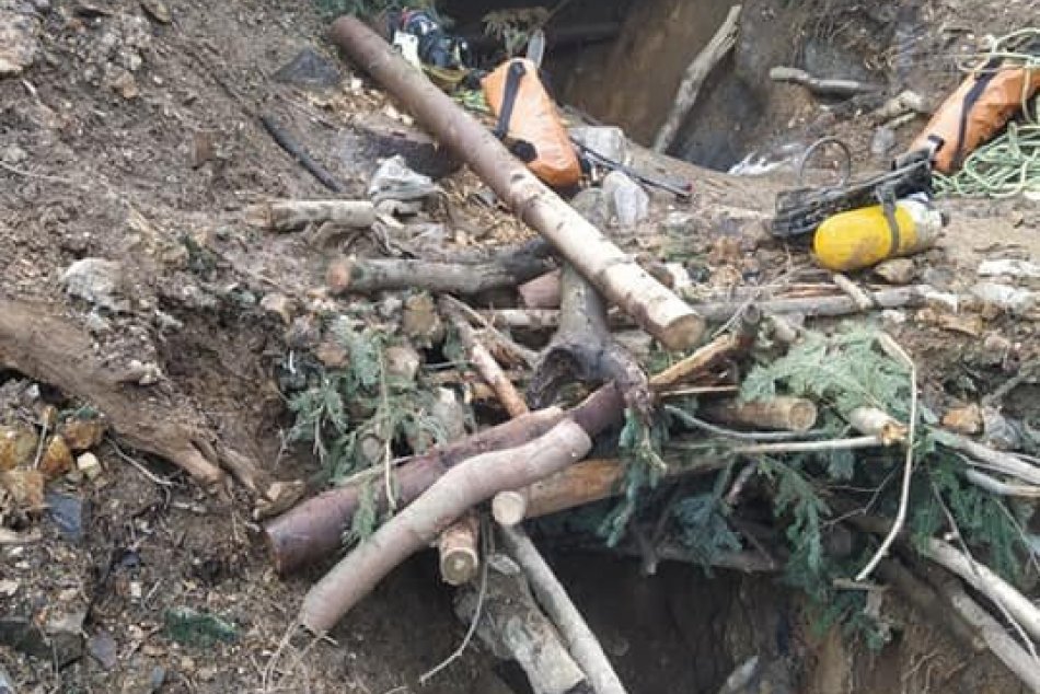 Ilustračný obrázok k článku Boj s ťažkým terénom trvá už dni: Bezvládne telá mužov zo štôlne stále nevytiahli