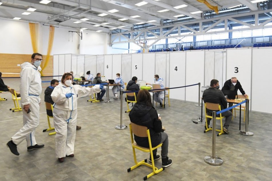 Ilustračný obrázok k článku Kraj zatvára niektoré očkovacie centrá. Kde budú ľudí očkovať?