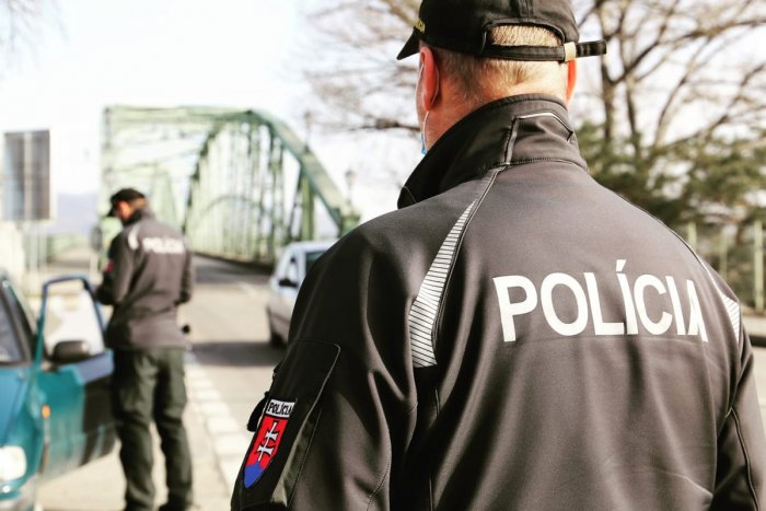 Ilustračný obrázok k článku POZOR, chystajú sa sprísnené kontroly: Policajti budú ľuďom viac klopať na dvere!