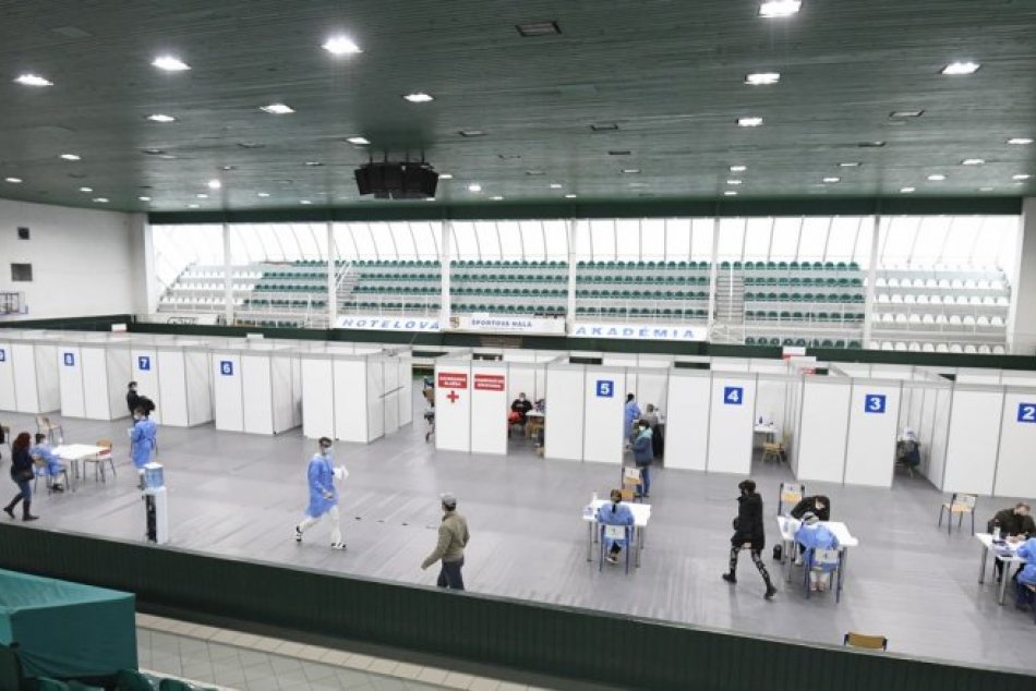 Ilustračný obrázok k článku Otvorili veľkokapacitné centrum v Prešove: Cez víkend očkovali v športovej hale