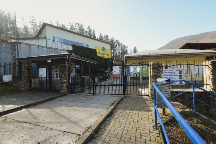Ilustračný obrázok k článku Akvapark vo Vyhniach štátnu pomoc nedostal: Obec na mzdy pracovníkov škrtá z rozpočtu