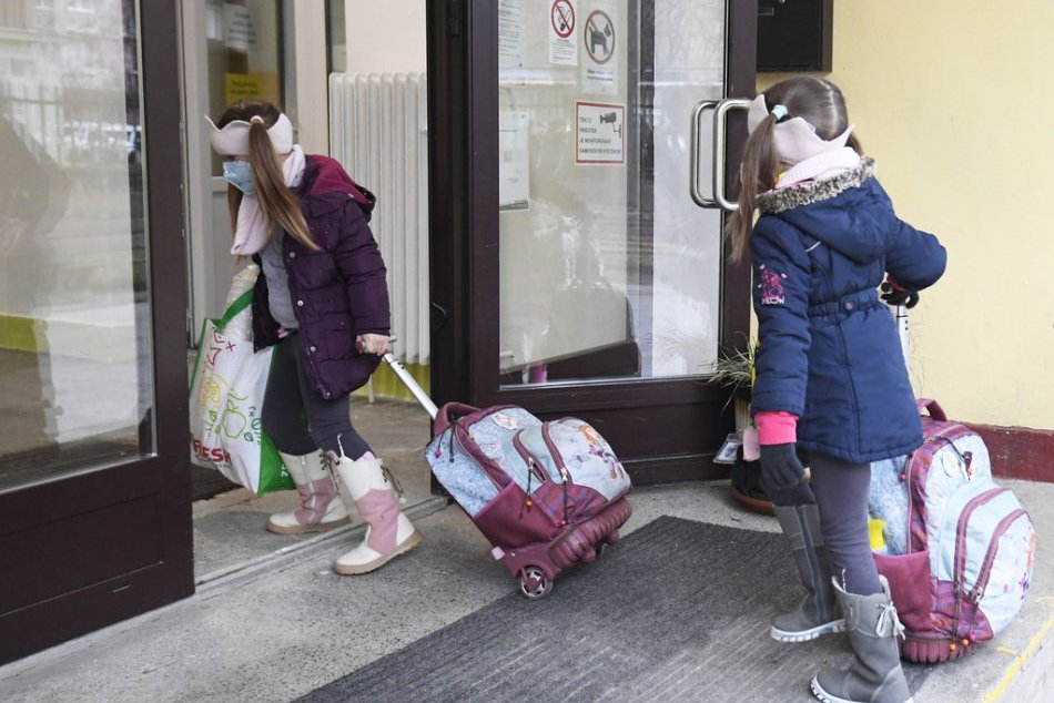 Ilustračný obrázok k článku Škôlky a školy sú otvorené pre všetky deti. Ale na ako dlho?