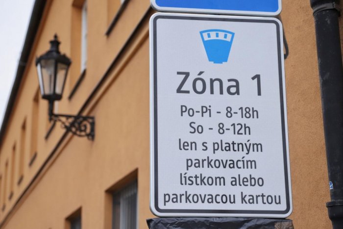 Ilustračný obrázok k článku Na tej trase je rarita, dočasný semafor: A vodiči pri futbalovom štadióne teraz NEZAPARKUJÚ