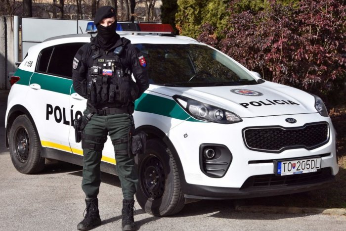 Ilustračný obrázok k článku Skvelá práca topoľčianskeho policajta: Neváhal a pomohol vodičke v problémoch