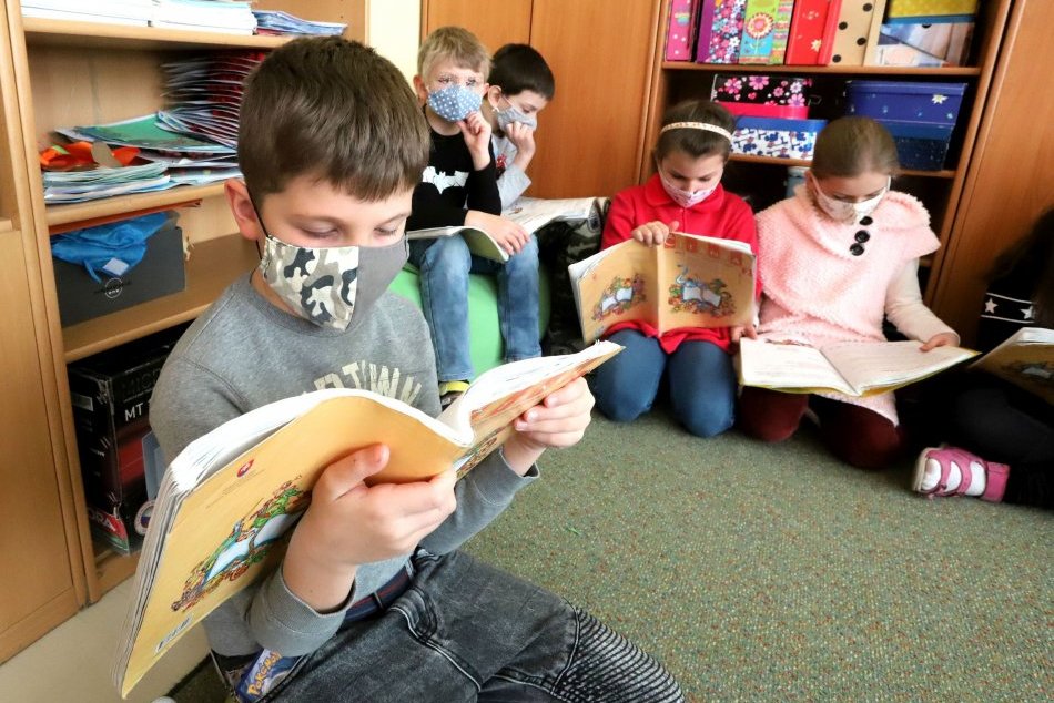 Ilustračný obrázok k článku Školáci v Humennom zostanú od pondelka doma. Budú fungovať aspoň škôlky?