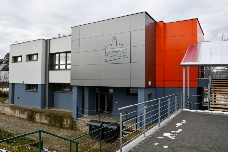 Ilustračný obrázok k článku Bude im lepšie chutiť: Trenčianski gymnazisti sa tešia z novej jedálne, FOTO