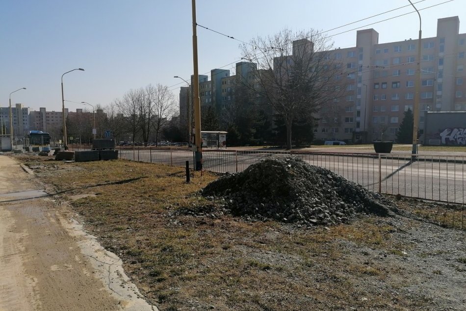 Ilustračný obrázok k článku Po dlhých rokoch sa na sídlisku KVP konečne začne rekonštruovať cesta J. Pavla II., FOTO