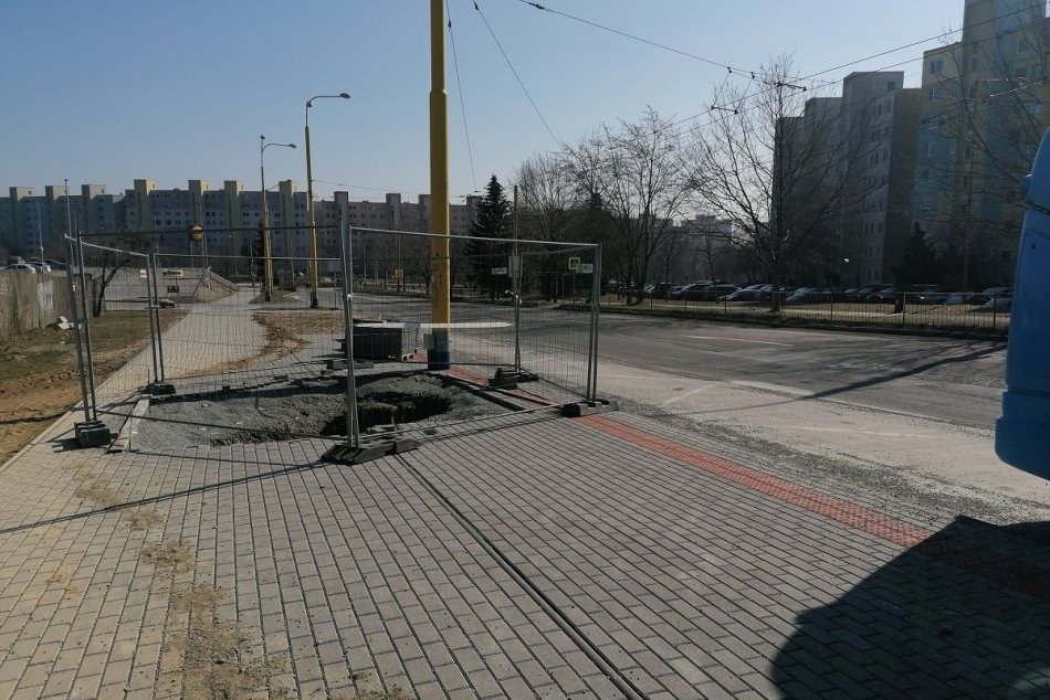 Ilustračný obrázok k článku Na sídlisku KVP začali s rekonštrukciou cesty J. Pavla II. Aké obmedzenia vodičov čakajú?, FOTO
