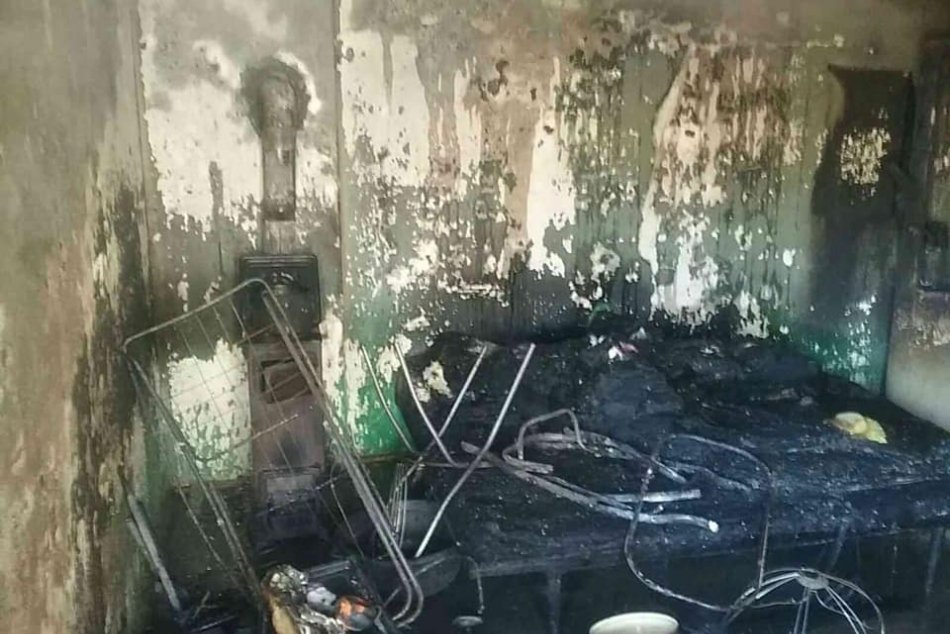 Ilustračný obrázok k článku Rodinný dom na Hrochoti zasiahli plamene: 2 zranené osoby skončili v nemocnici, FOTO