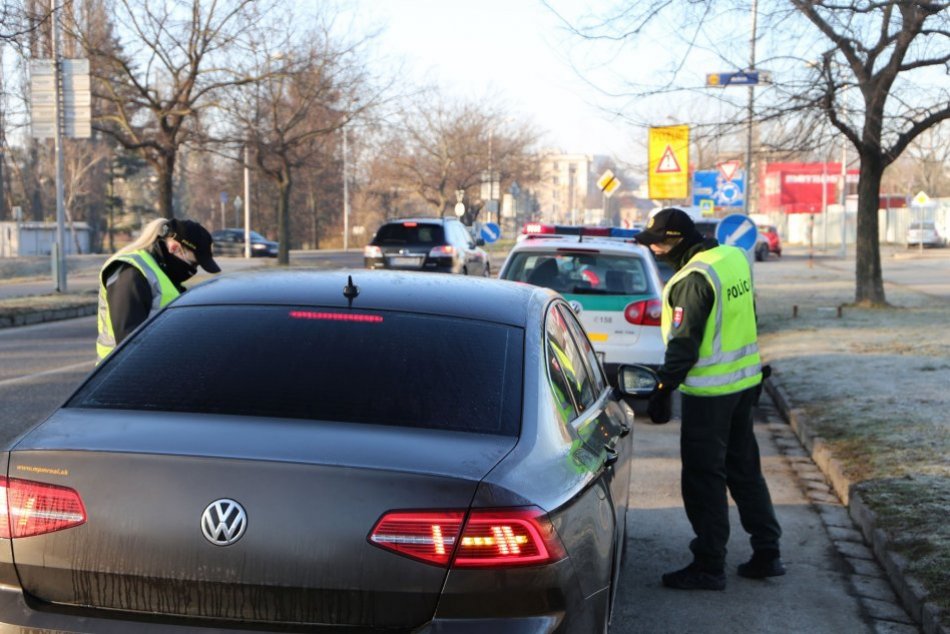 Ilustračný obrázok k článku Polícia posilnila kontroly aj v Nitre: Od stredy platia prísnejšie OPATRENIA