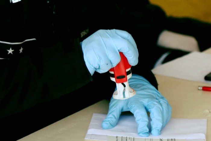 Ilustračný obrázok k článku Boli pozitívni, no do karantény nešli: Breznianska polícia rieši už 6 prípadov