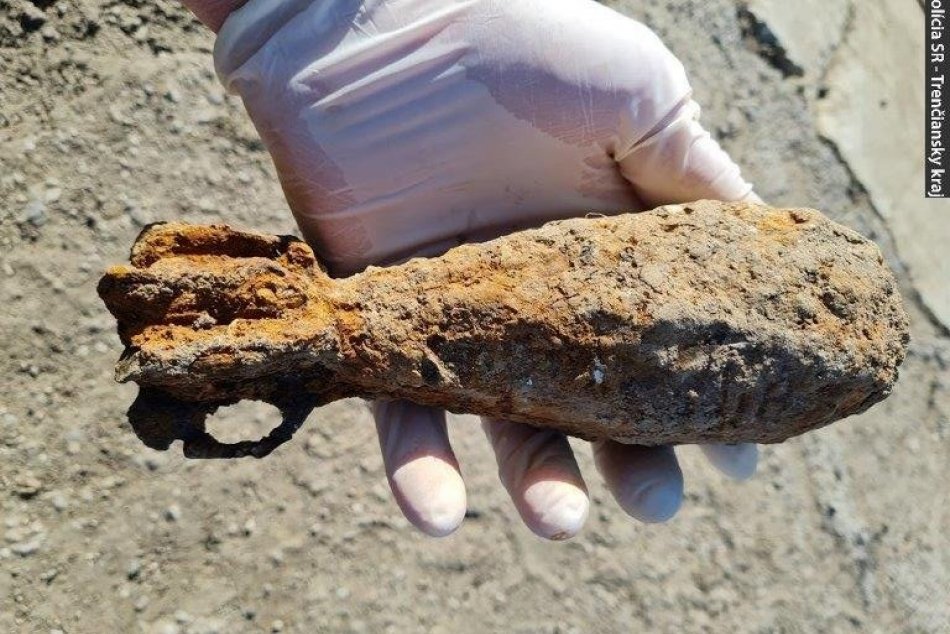 Ilustračný obrázok k článku Počas výkopov na družstve nastal POPLACH: Do akcie vyrazil pyrotechnik, FOTO