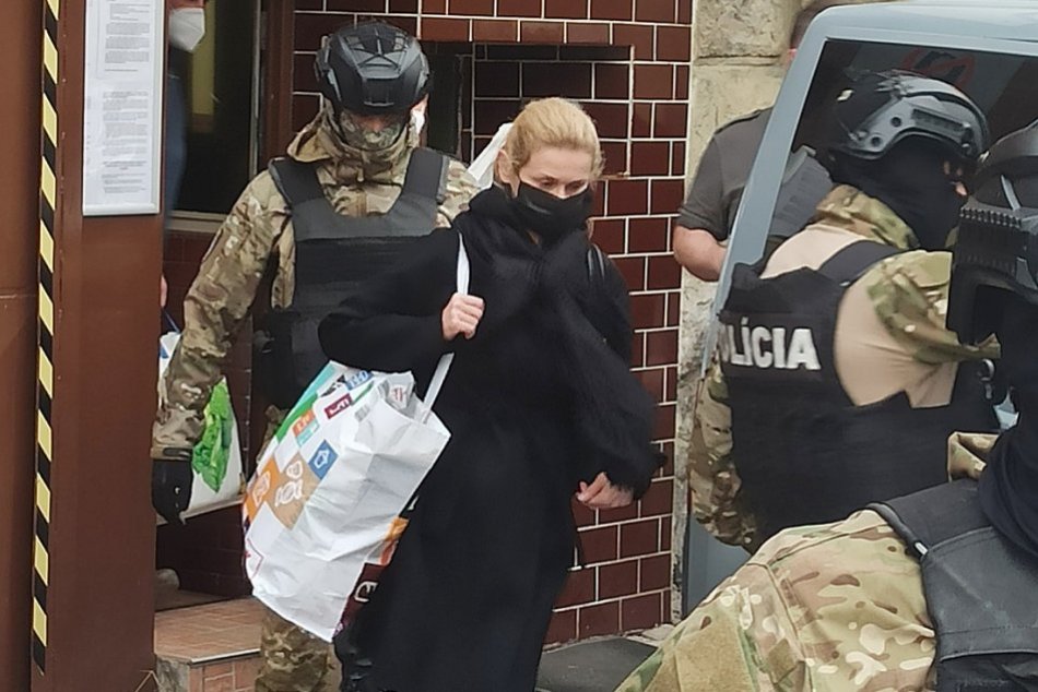 Ilustračný obrázok k článku Jankovská dva kroky na slobode: Po zadržaní v Trenčíne sa psychicky zrútila, FOTO