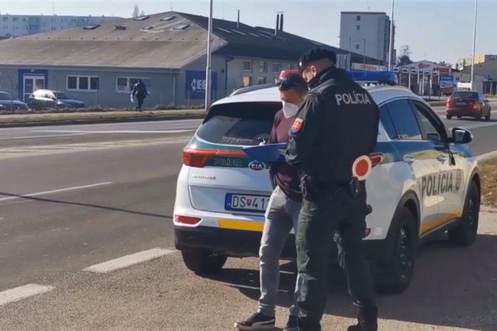 Ilustračný obrázok k článku To, čo sľubovali, aj plnia: Tu je dôkaz, že policajti kontrolujú v CIVILE! FOTO