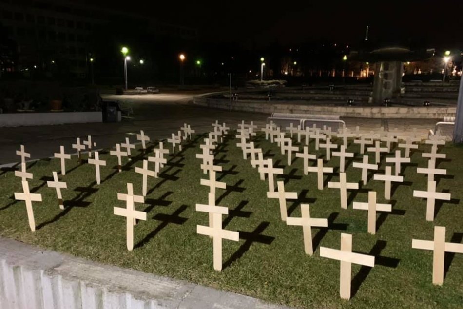 Ilustračný obrázok k článku FOTO: Pred Úradom vlády SR vyrástol symbolický CINTORÍN obetí koronavírusu